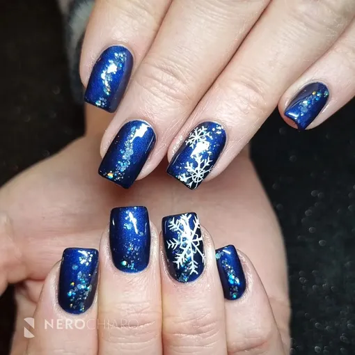 Тёмно-синий итальянский маникюр со снежинками Тёмно-синий итальянский маникюр со снежинками фото