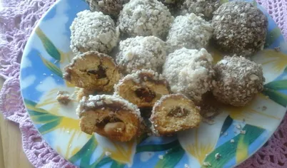 Вафли нужно натереть на тёрке. Уже остывшие шарики-печенья окунуть в остывшую глазурь и обвалять в вафельных крошках. Теперь сложить на бумажное полотенце для застывания глазури.