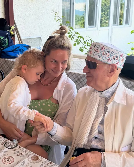 Шалва Амонашвили с участниками лагеря