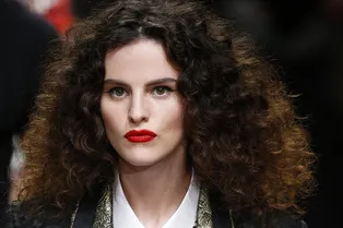 Для быстрой укладки: 10 классных продуктов для волос, которые появились недавно