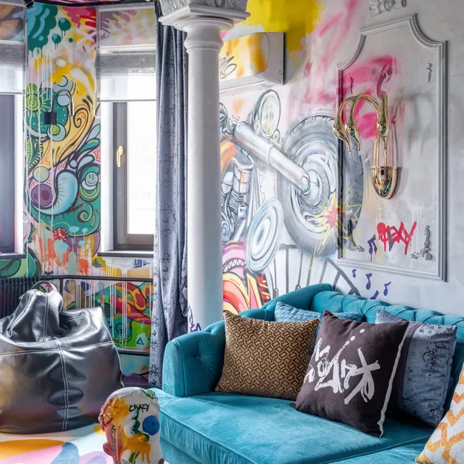 До и после: как дизайнер сделала из скучной комнаты гостиную в стиле барокко с граффити