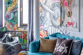 До и после: как дизайнер сделала из скучной комнаты гостиную в стиле барокко с граффити