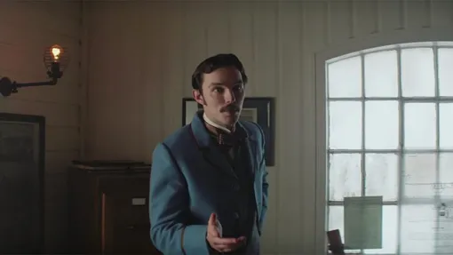 Николас Холт в роли Николы Теслы