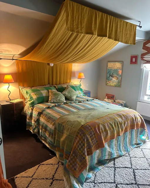 Тент над кроватью в спальне