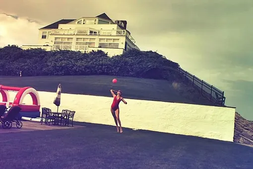 Тэйлор Свифт любит играть в мяч Тэйлор Свифт любит играть в мяч