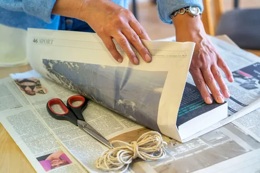 10 способов использования старых газет в быту