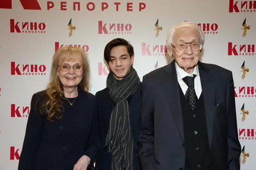 Наталья Белохвостикова с приемным сыном Кириллом и мужем Владимиром Наумовым Наталья Белохвостикова с приемным сыном Кириллом и мужем Владимиром Наумовым