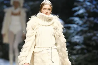 Вязаные воротники и платья-свитеры: 10 модных трикотажных вещей, которые будут актуальны в 2024 году