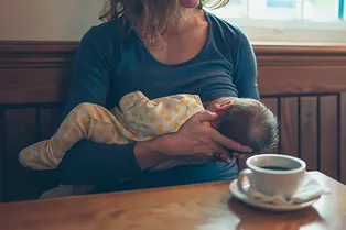 «Их не любили в детстве» Почему взрослым людям больно смотреть на кормящую мать