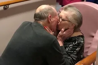 Не передать словами: трогательная встреча пожилой пары после 8 месяцев разлуки