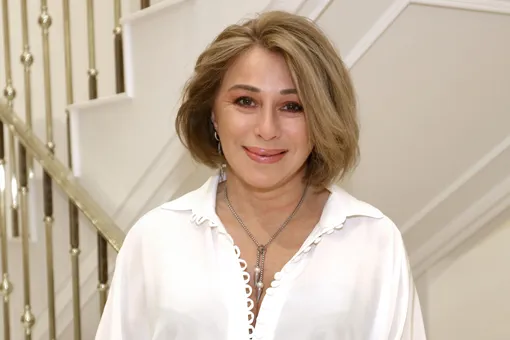 57-летняя Алёна Апина впервые вышла в свет после госпитализации 57-летняя Алёна Апина впервые вышла в свет после госпитализации