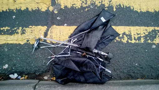 Старые зонты с поломанными спицами