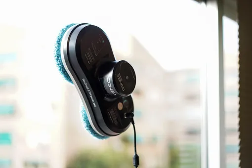 робот мойщик окно на оконном стекле