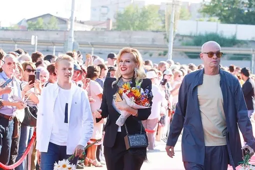 Олеся Судзиловская и Сергей Дзебань со старшим сыном Артёмом Олеся Судзиловская и Сергей Дзебань со старшим сыном Артёмом фото