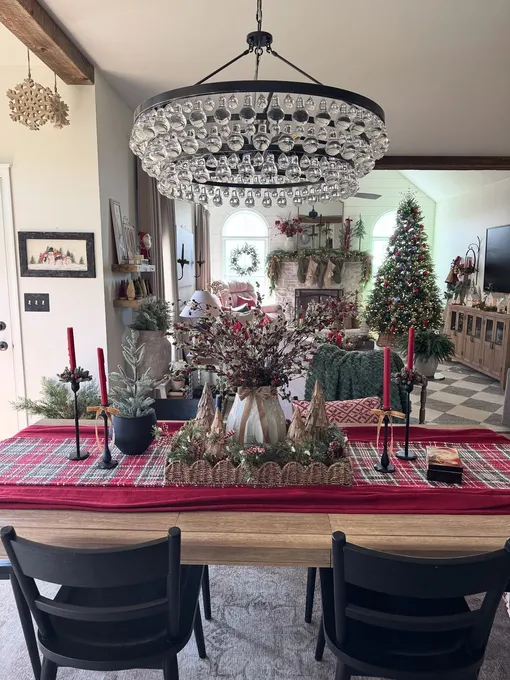 Яркая стильная скатерь украсит новогодний стол. Яркая стильная скатерь украсит новогодний стол.