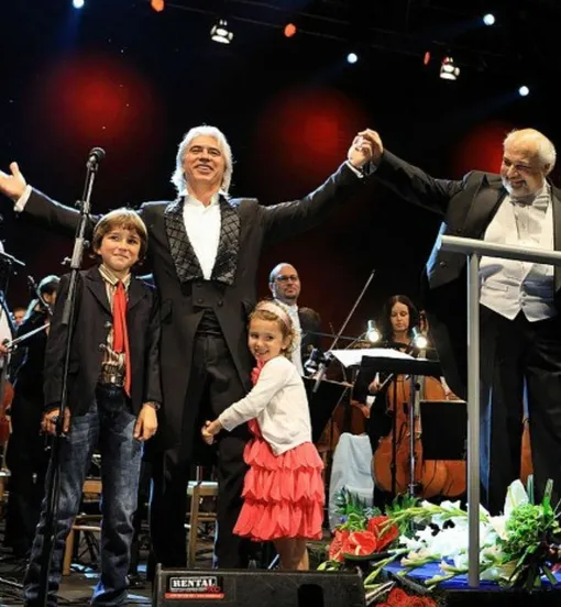 Дмитрий Хворостовский с детьми на сцене Дмитрий Хворостовский с детьми на сцене