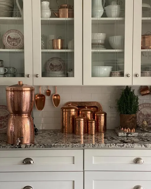 Медная посуда и детали интерьера в этом оттенке принесут удачу в 2026 году, это один из главных цветов года Огненной Лошади. Медная посуда и детали интерьера в этом оттенке принесут удачу в 2026 году, это один из главных цветов года Огненной Лошади.