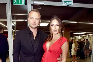 Нюша показала, как ее муж укладывает дочку под написанную дедушкой колыбельную Нюша показала, как ее муж укладывает дочку под написанную дедушкой колыбельную