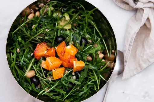 Новогодние рецепты: салат из рукколы с хурмой Новогодние рецепты: салат из рукколы с хурмой