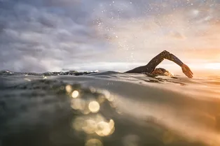 Сутки в ледяной воде пришлось провести 63-летней женщине-дайверу из-за ошибки инструктора