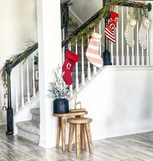 рождественские носки на лестнице рождественские носки на лестнице