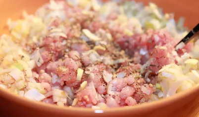 Нежирную свинину нарезать кусочками и пропустить через мясорубку. Добавить к мясному фаршу лук, яблоки, семена горчицы, тимьян, соль по вкусу и хорошо перемешать.