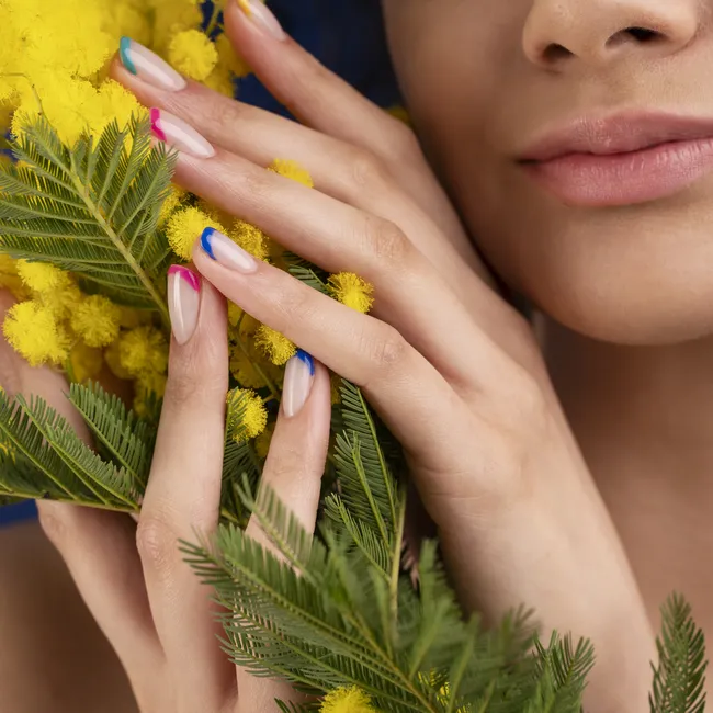 Крейзи-дизайн, стемпинг и не только: 16 трендовых идей для весеннего маникюра с фото