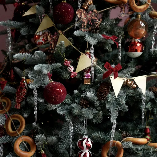 Игрушки-сосульки отлично подойдут для украшения елки в русском стиле.