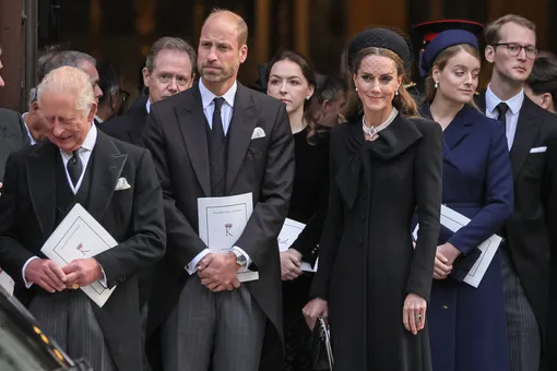 Чёрная вуаль, жемчуга и поцелуй короля: как Кейт Миддлтон простилась с герцогиней Кентской