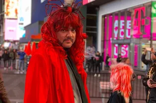 Филипп Киркоров и Анна Нетребко прогулялись в ярких париках и космических нарядах по Нью-Йорку