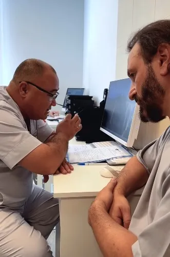 Илья Авербух на консультации окулиста Илья Авербух на консультации окулиста