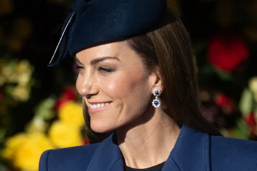 Синее пальто, украшения принцессы Дианы и «Перья принца Уэльского»: Кейт Миддлтон показалась в элегантном образе