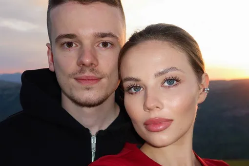 Ол өз мүшесін соратын жерде бейне тегтер