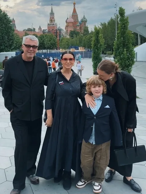 Екатерина и Александр Стриженовы с дочерью Анастасией и старшим внуком Петром