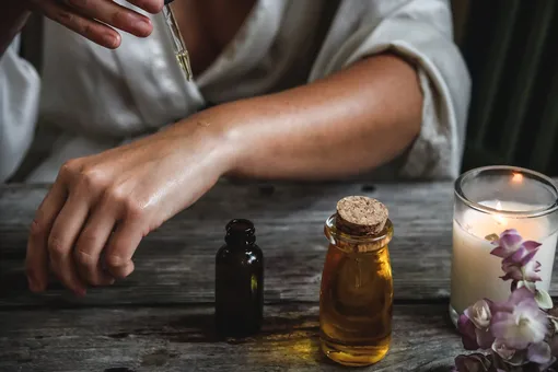 5 полезных свойств касторового масла для ваших волос и кожи