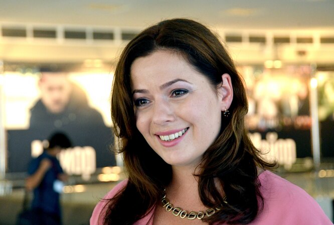 Hammomda mushuklarini yuvayotgan ayollarning fotosuratlari