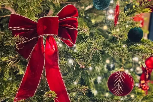 Встречаем Красную Огненную Лошадь! Как украсить ёлку в любимых цветах символа 2026 года — 40 фото Встречаем Красную Огненную Лошадь! Как украсить ёлку в любимых цветах символа 2026 года — 40 фото