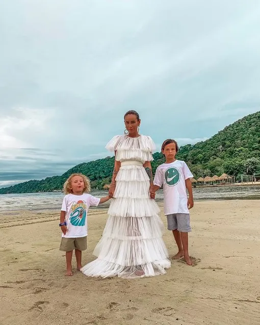 Айза Анохина с детьми