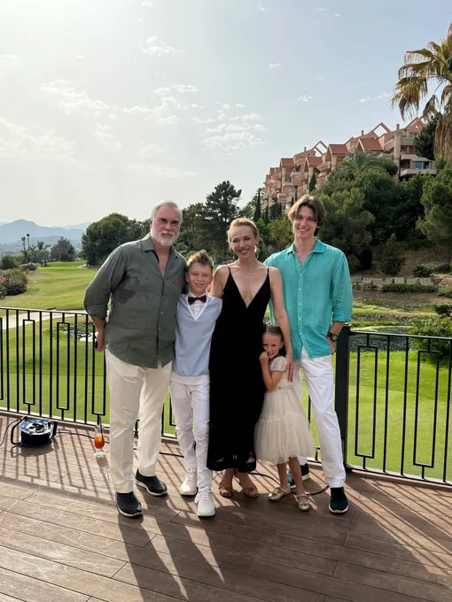 Альбина Джанабаева и Валерий Меладзе с детьми