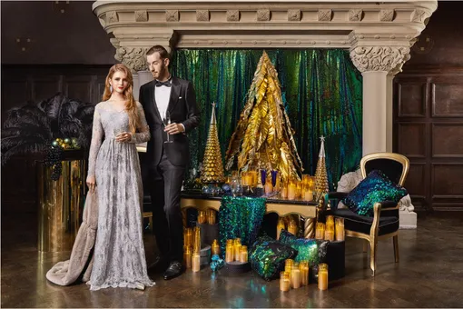 На Полине: платье, Escada; туфли, liu Jo, lamoda; горжетка, Coccinelle; серьги, Swarovski; На Владимире: смокинг и галстук-бабочка – Suitsupply; сорочка Corneliani; туфли, Santoni; Бокалы для шампанского, Swarovski На Полине: платье, Escada; туфли, liu Jo, lamoda; горжетка, Coccinelle; серьги, Swarovski; На Владимире: смокинг и галстук-бабочка – Suitsupply; сорочка Corneliani; туфли, Santoni; Бокалы для шампанского, Swarovski