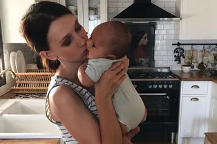 «Никогда не подстраивала детей под себя»: Анастасия Цветаева рассказала о режиме дня двухмесячного сына