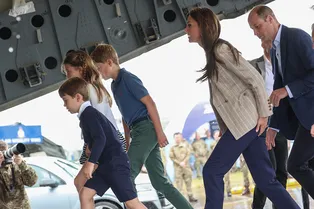 Кейт Миддлтон и принц Уильям с детьми исследовали самолет, на котором перевозили королеву перед ее похоронами Кейт Миддлтон и принц Уильям с детьми исследовали самолет, на котором перевозили королеву перед ее похоронами