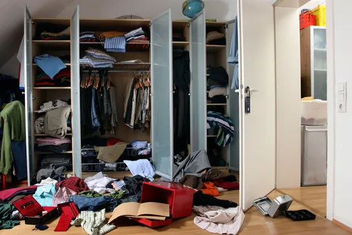 Женщина пришла домой и обнаружила, что незваный гость превратил квартиру в хлев Женщина пришла домой и обнаружила, что незваный гость превратил квартиру в хлев