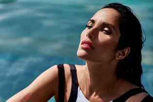 Фото индийской модели всегда вызывает споры в социальных сетях. Сколько ей лет на самом деле?