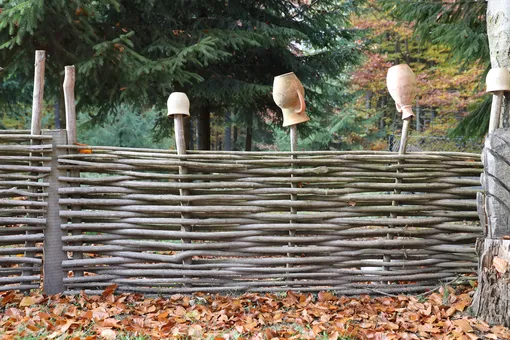 Украшением сада в стиле кантри станет плетень Украшением сада в стиле кантри станет плетень