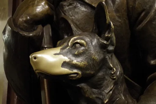 Собака с «Площади Революции» и другие памятники, которые приносят удачу Собака с «Площади Революции» и другие памятники, которые приносят удачу