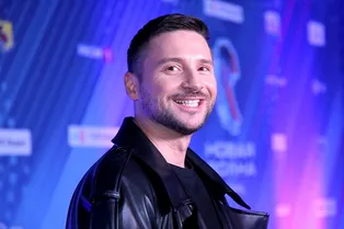 «С красивыми глазами и душой»: Сергей Лазарев поздравил маму с 68-летием и показал совместное фото