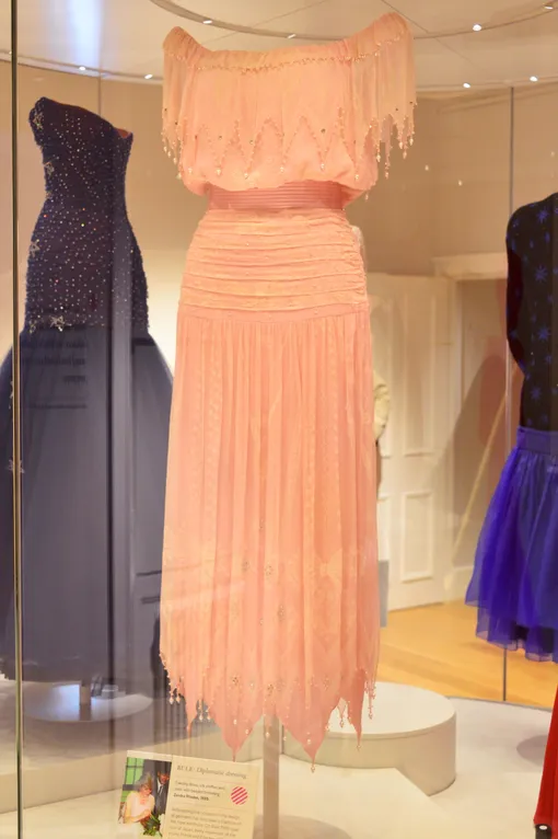 Платье принцессы Дианы, сшитое для визита в Японию Платье принцессы Дианы, сшитое для визита в Японию