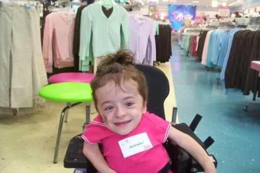 «Хрустальная» девушка с редким заболеванием костей стала популярным видеоблогером «Хрустальная» девушка с редким заболеванием костей стала популярным видеоблогером