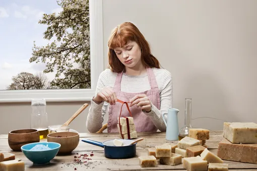 Варить мыло и лепить из глины: чем еще можно заняться дома на выходных